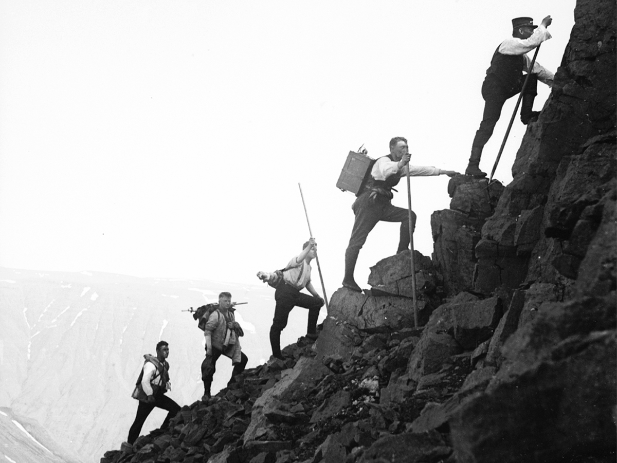 Mynd sem sýnir danska landmælingamenn á Íslandi í kringum árið 1900